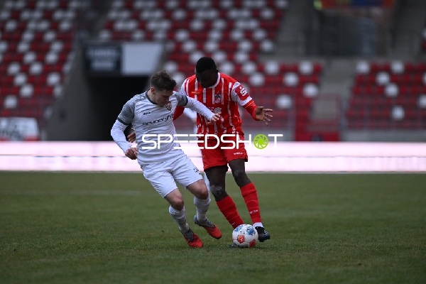 Kampf um Ball zwischen Obed Chidindu Ugondu (13; FC Rot Weiß Erfurt) und Tim Windsheimer (18; BFC Dynamo)