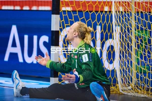 Ein Torwart sitzt auf dem Boden und scheint mit einer Entscheidung unzufrieden zu sein.