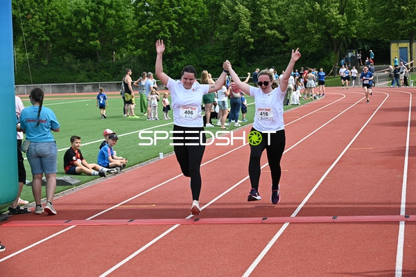 Gemeinsamer Zieleinlauf beim TVE Sommerlauf