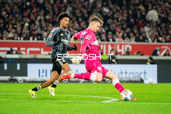 Torwart klärt vor Stürmer