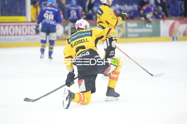 Victor Ejdsell (9; SC Bern) kniet auf Eis