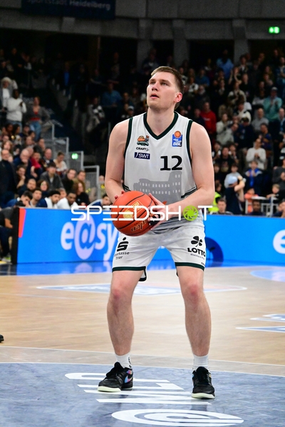 Marten Linßen (12; Gladiators Trier) mit Ball