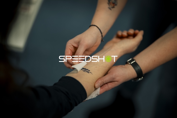 Aufkleber wird entfernt