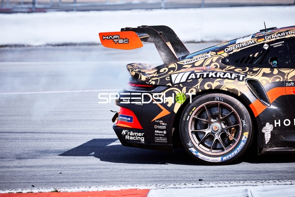 Rennfahrzeug in der Boxengasse