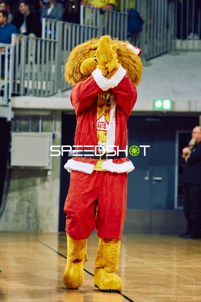 Maskottchen in Weihnachtskostüm jubelt