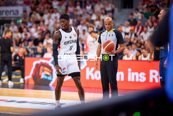 Dennis Schröder (17; Deutschland) auf dem Court