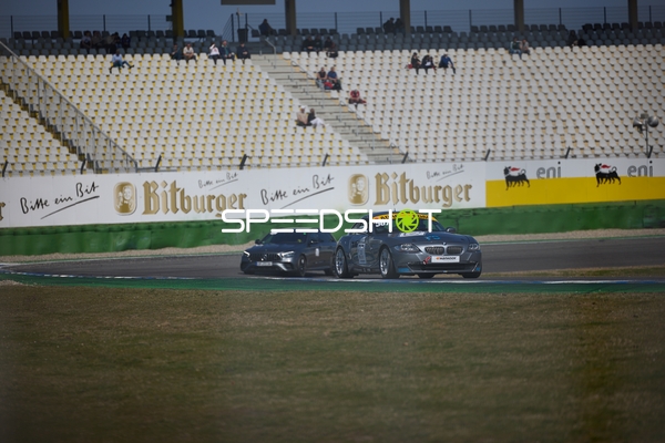 Fahrzeuge im spannenden Zweikampf auf der Rennstrecke