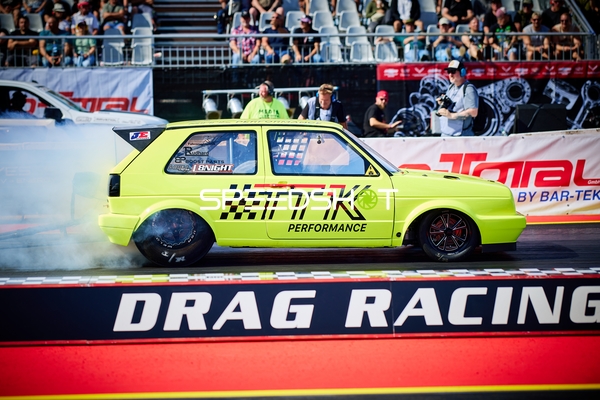 Tuning-Rennwagen beim Burnout
