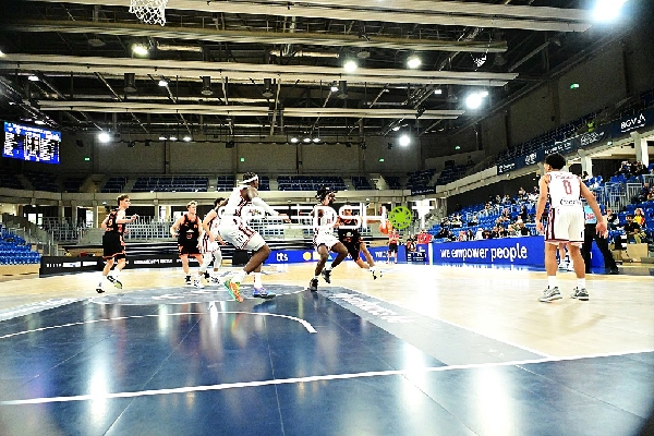 Spieler kämpfen um Ball