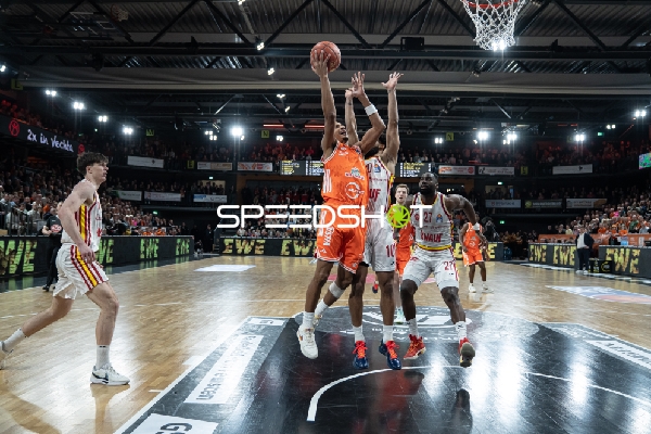 Alonzo Verge Jr. (11, Rasta Vechta) mit Zug zum Korb