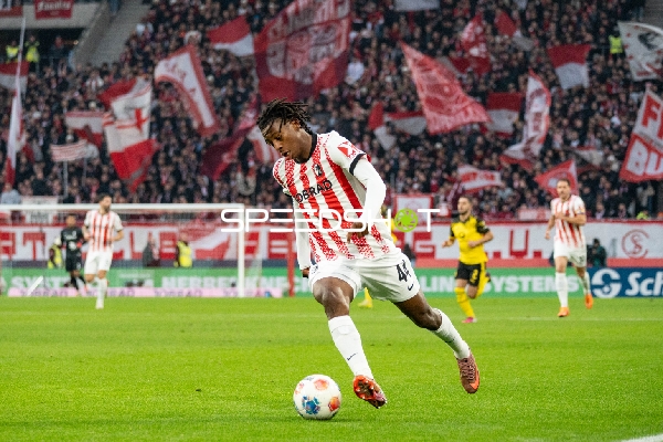 Spieler mit Ball in Aktion