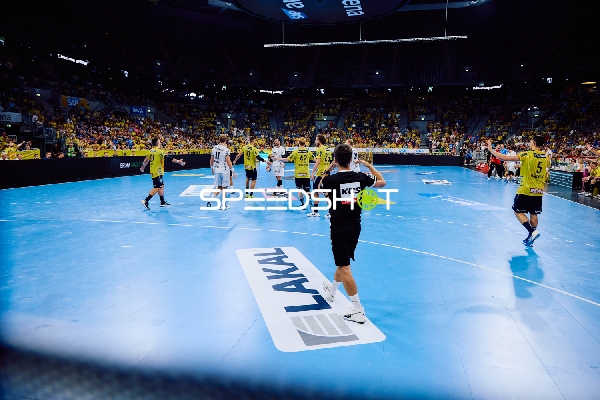 Spieler auf dem Feld in Aktion.