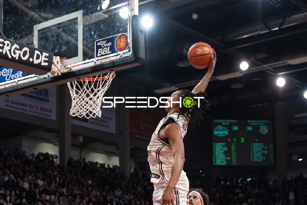 Spielaktion mit Austin Crowley (85; Bamberg Baskets) mit Dunk am Korb