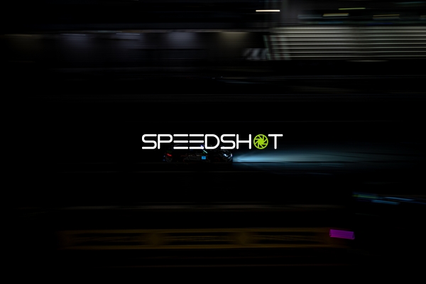 Rennfahrzeug bei Nacht am Nürburgring