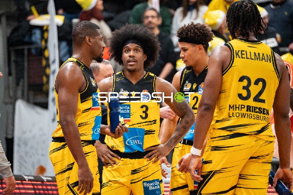 Szene mit Brandon Tischler (24; MHP Riesen Ludwigsburg) und Stefan Smith (3; MHP Riesen Ludwigsburg)