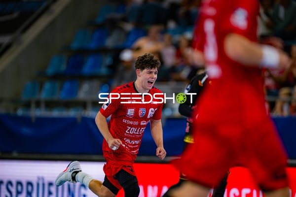 Maximilian Hejny (64; SG BBM Bietigheim) jubelt nach Tor