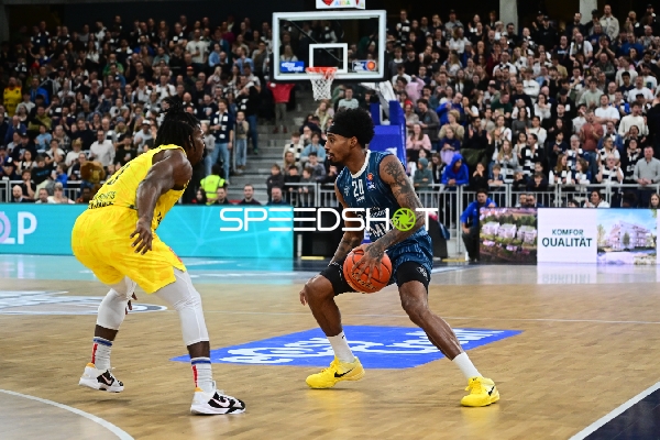 Michael Weathers (20; MLP Academics Heidelberg) mit Ball am Spielfeld