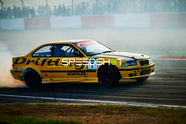 Driftwagen auf der Rennstrecke