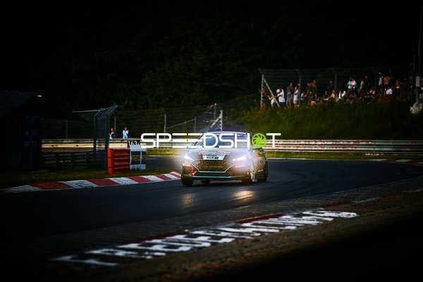 Rennfahrzeug auf der Rennstrecke