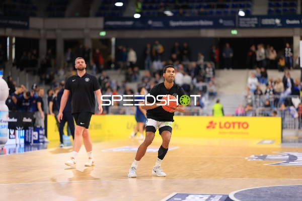 Stanley Witt (998; Veolia Towers Hamburg) und Kenneth Ogbe (25; Veolia Towers Hamburg) in Aktion