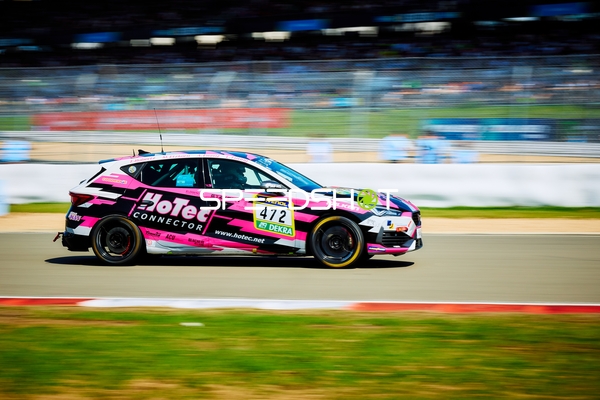 Rennfahrzeug auf der Rennstrecke