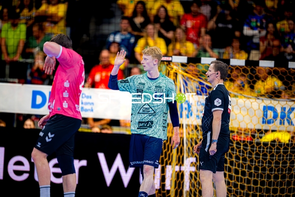 Kommunikative Geste von Spieler Jon Lindenchrone Andersen (42; Rhein Neckar Löwen)