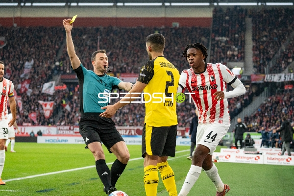 Gelbe Karte für Johan Manzambi (44; SC Freiburg)