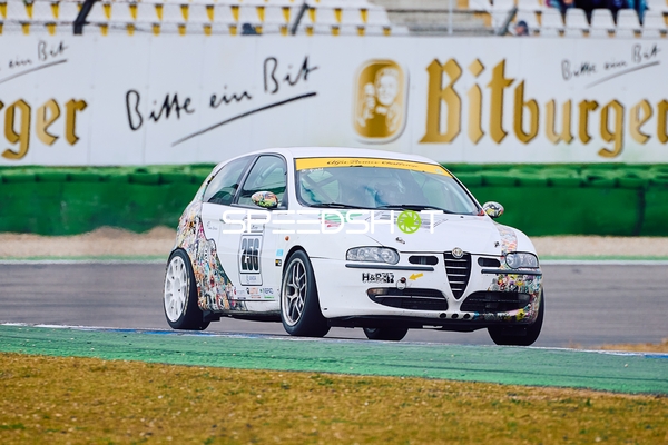 Weißer Alfa Romeo mit Nummer 69 beim Rennen