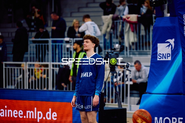 Spieler von MLP Academics Heidelberg beobachtet das Spielgeschehen.