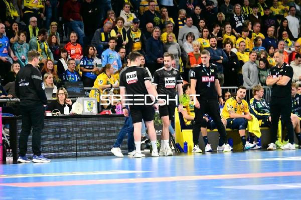 Maik Machulla (999; Rhein Neckar Löwen) und Michel Abt (997; Rhein Neckar Löwen) an der Seitenlinie