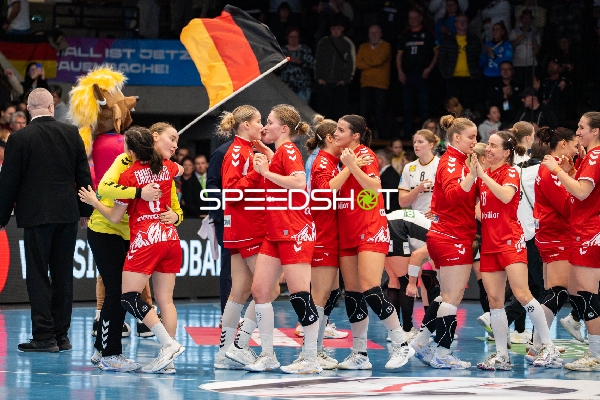 Spielerinnen von Schweiz begrüßen sich nach dem Spiel