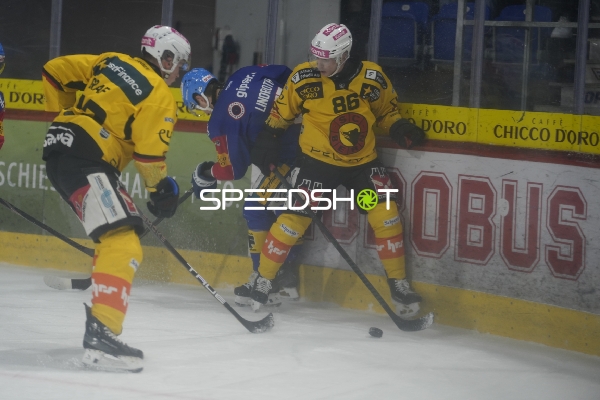 Kampf um den Puck an der Bande