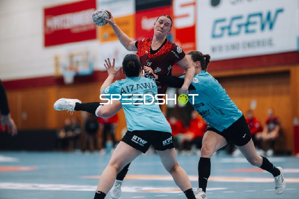 Szene mit Lena Sophia Degenhardt (8; HSG Bensheim/Auerbach) und Natsuki Aizawa (23; Thüringer HC)