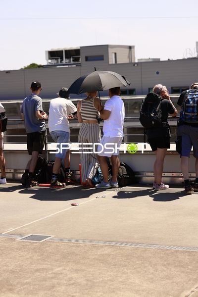 Zuschauer in der Boxengasse