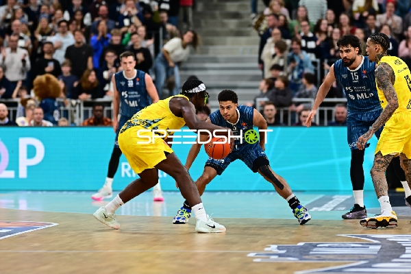 Spielaktion mit Michale Kyser (12; EWE Baskets Oldenburg) und Kevin McClain (3; MLP Academics Heidelberg)