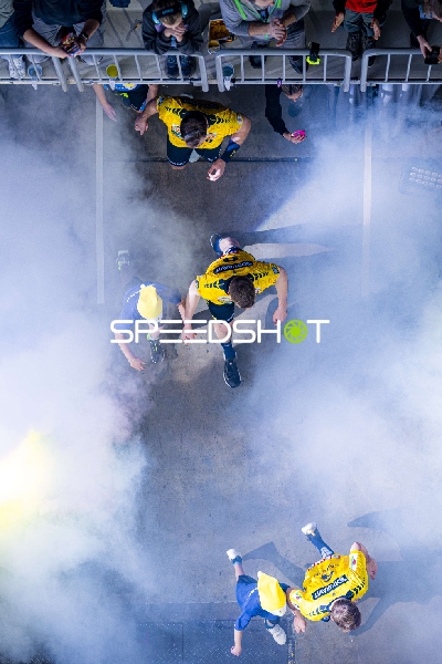 Spieler von Rhein Neckar Löwen laufen ein