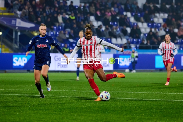 Spieler mit Ball und Verteidigerin