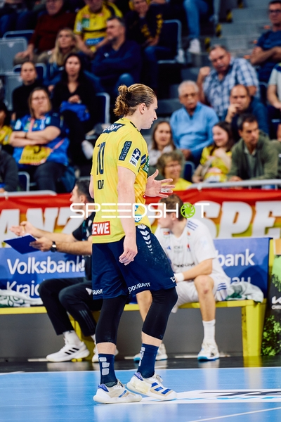 Ein Spieler der Rhein Neckar Löwen bewegt sich auf dem Spielfeld.