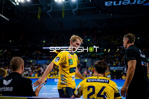 Mathias Larson (4; Rhein Neckar Löwen) positioniert sich