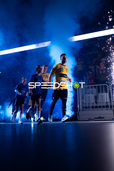 Dani Baijens (77; Rhein Neckar Löwen) und Edwin Aspenbäck (78; Rhein Neckar Löwen) betreten die Arena