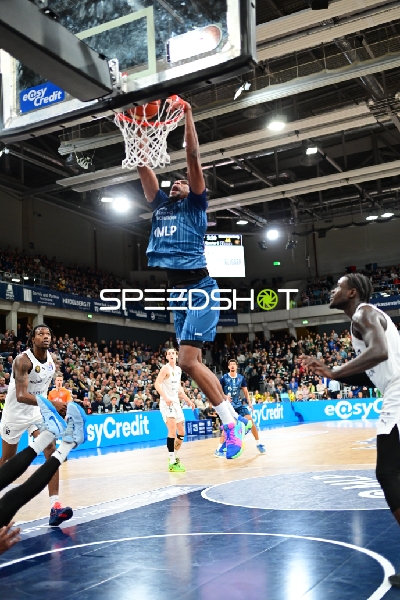 Samuell Williamson (10; MLP Academics Heidelberg) beim Dunk