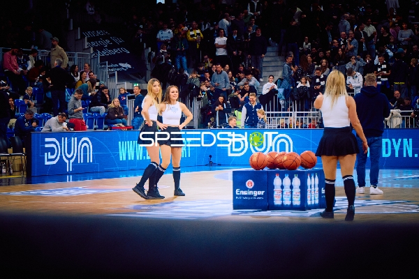 Cheerleader-Performance auf dem Spielfeld