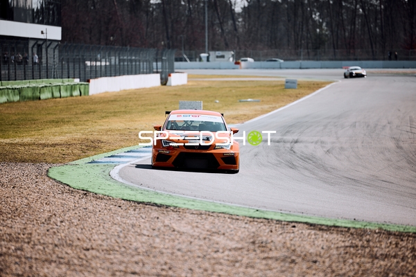 Rennwagen Nummer 19 auf der Strecke