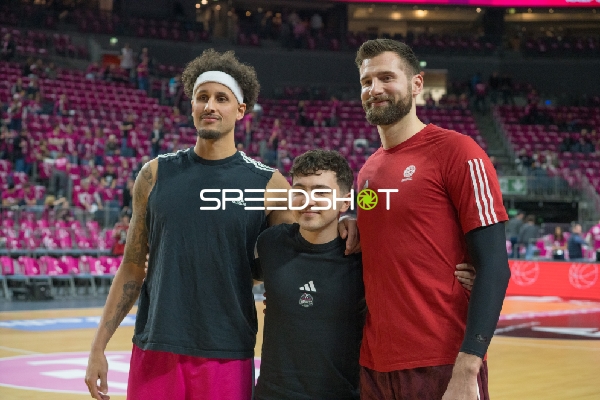 Szene mit Leon Kratzer (8; FC Bayern Basketball), Michael Kessens (6; Telekom Baskets Bonn) und Thomas Pennellier (996; Telekom Baskets Bonn)