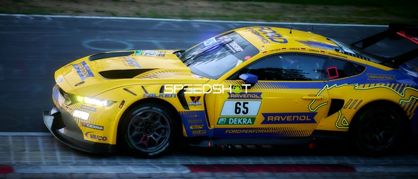 Rennfahrzeug auf der Rennstrecke