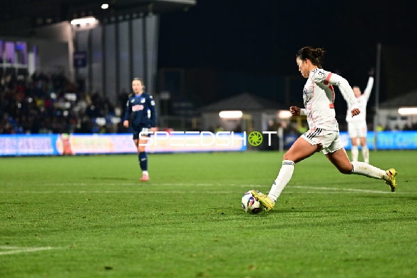 Schuss von Klara Bühl (17; FC Bayern München)