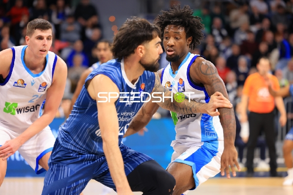 Spielaktion mit Isaiah Swope (1; Frankfurt Skyliners) und Marcel Keßen (15; MLP Academics Heidelberg)