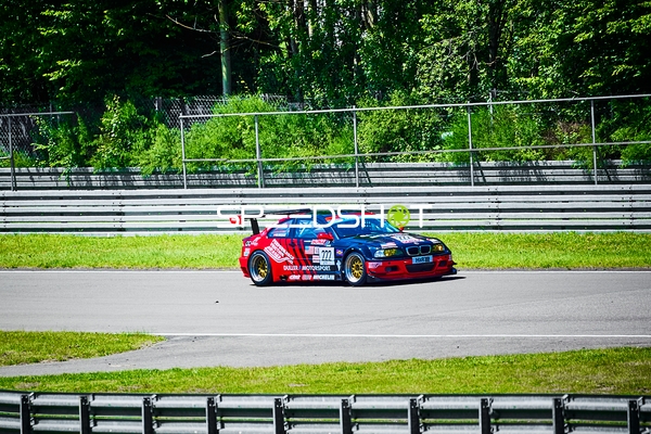 Rennfahrzeug auf der Rennstrecke