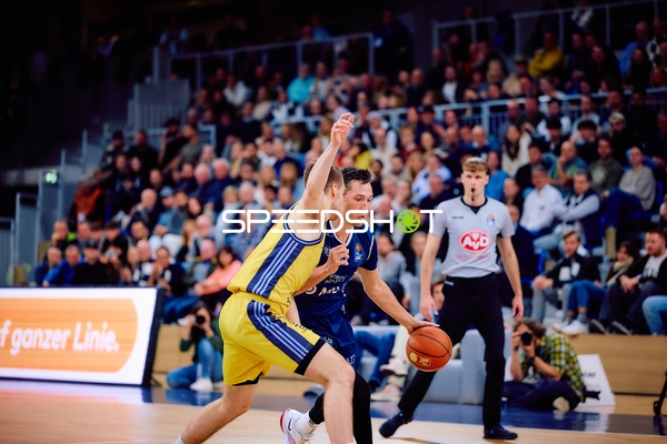 Dribbling-Duell zwischen Alba Berlin und MLP Academics