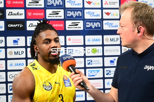 Interview mit Christopher Clemons (3; EWE Baskets Oldenburg) und Chris Schmidt (545; DYN TV)